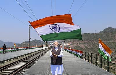 ಉಧಂಪುರ–ಶ್ರೀನಗರ–ಬಾರಾಮುಲ್ಲಾ ರೈಲು ಸಂಪರ್ಕ ಯೋಜನೆ (ಯುಎಸ್‌ಬಿಆರ್‌ಎಲ್‌) ಮತ್ತು ಕಟ್ರಾ–ಶ್ರೀನಗರ ನಡುವೆ ಸಂಚರಿಸುವ ವಂದೇ ಭಾರತ ರೈಲಿಗೂ ಹಸಿರು ನಿಶಾನೆತೋರಿದ್ದಾರೆ. 