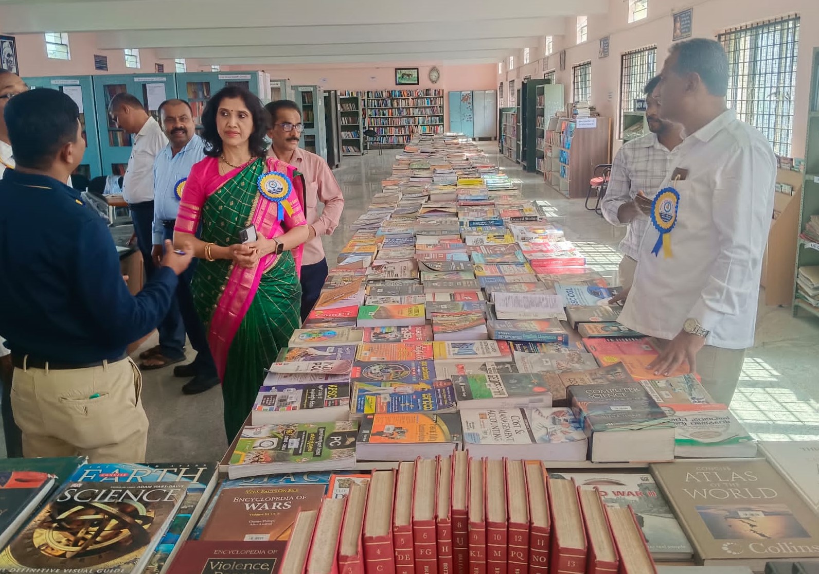 ಕೆ.ಆರ್‌.ಪೇಟೆಯ ಸರ್ಕಾರಿ ಪ್ರಥಮದರ್ಜೆ ಕಾಲೇಜಿನ ಗ್ರಂಥಾಲಯಕ್ಕೆ ಕಾಲೇಜು ಶಿಕ್ಷಣ ಇಲಾಖೆಯ ನಿರ್ದೇಶಕಿ ಶೋಭಾ ಭೇಟಿ ನೀಡಿ ವೀಕ್ಷಿಸಿದರು
