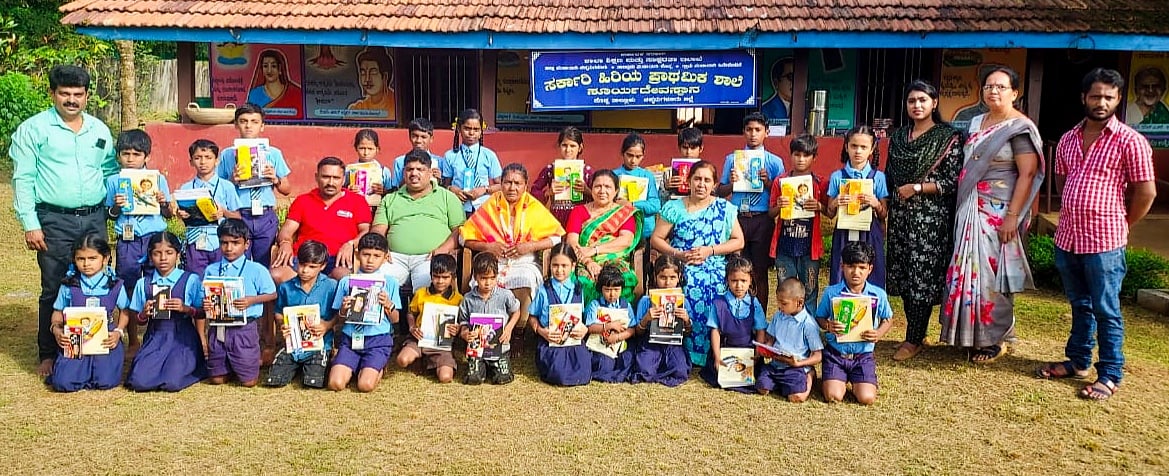 ಕೊಪ್ಪ: ಚಪ್ಪಲಿ ಹೊಲಿಯುವ ಮಹಿಳೆಯಿಂದ ಕಲಿಕಾ ಸಾಮಗ್ರಿ ಕೊಡುಗೆ