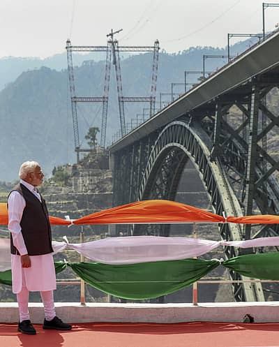 ಚೆನಾಬ್‌ ಸೇತುವೆಯನ್ನು ಲೋಕಾರ್ಪಣೆ ಮಾಡಿದ ನಂತರ, ಮೋದಿ ಅವರು, ಅಂಜಿ ನದಿಗೆ ನಿರ್ಮಿಸಿರುವ ದೇಶದ ಮೊದಲ ರೈಲ್ವೆ ತೂಗು ಸೇತುವೆಯನ್ನು ಕೂಡ ಉದ್ಘಾಟಿಸಿದರು.