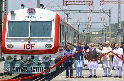 ಕೇಂದ್ರ ರೈಲ್ವೆ ಸಚಿವ ಅಶ್ವಿನಿ ವೈಷ್ಣವ್, ಜಮ್ಮು–ಕಾಶ್ಮೀರ ಮುಖ್ಯಮಂತ್ರಿ ಒಮರ್ ಅಬ್ದುಲ್ಲಾ, ಲೆಫ್ಟಿನೆಂಟ್‌ ಗವರ್ನರ್ ಮನೋಜ್‌ ಸಿನ್ಹಾ ಉಪಸ್ಥಿತರಿದ್ದರು.