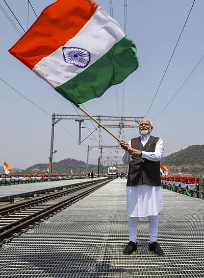 ಉದ್ಘಾಟನೆ ನಂತರ, ತ್ರಿವರ್ಣ ಧ್ವಜ ಹಿಡಿದು ಮೋದಿ ಅವರು, ಸೇತುವೆ ಮೇಲೆ ನಡೆಯುವ ಮೂಲಕ ಗಮನ ಸೆಳೆದರು