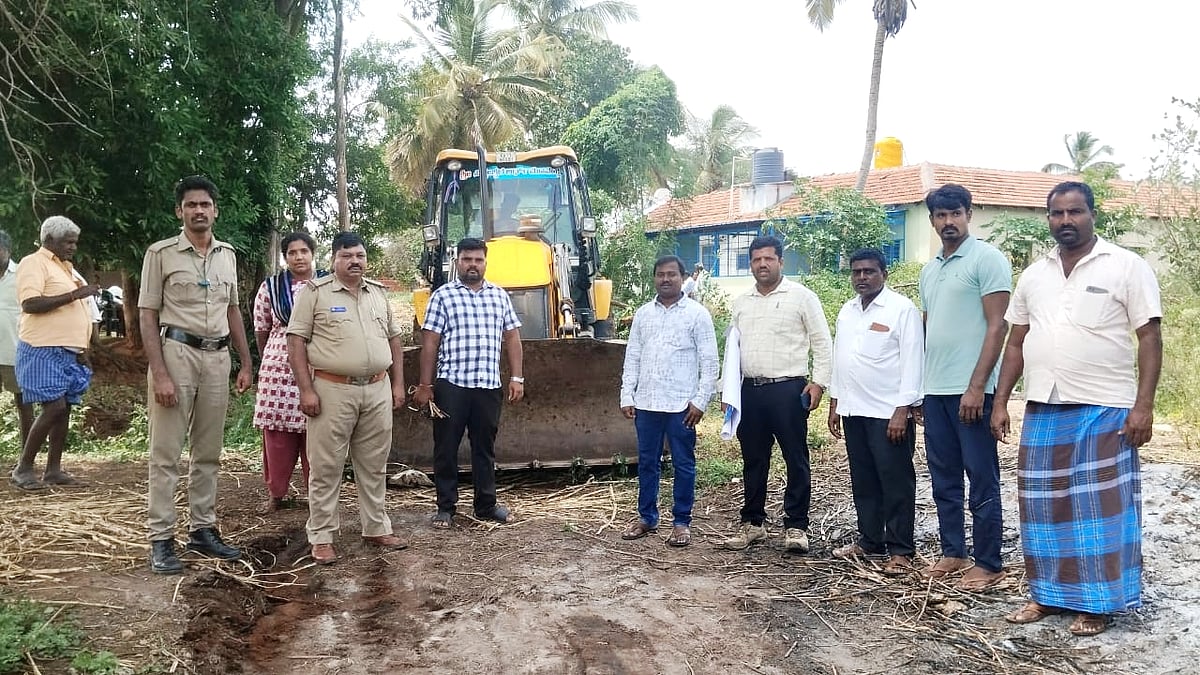 ಹಲಗೂರು: ಕಂದಾಯ ಇಲಾಖೆ ಅಧಿಕಾರಿಗಳಿಂದ ಒತ್ತುವರಿ ಹಳ್ಳ ತೆರವು