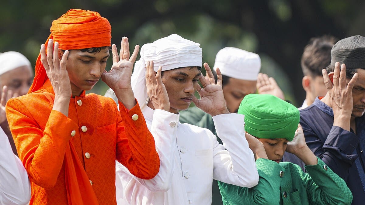 Eid-ul-Azha: ದೇಶದಾದ್ಯಂತ ಸಂಭ್ರಮ, ಸಡಗರದಿಂದ ಬಕ್ರೀದ್ ಆಚರಣೆ; ಗಣ್ಯರ ಶುಭಾಶಯ