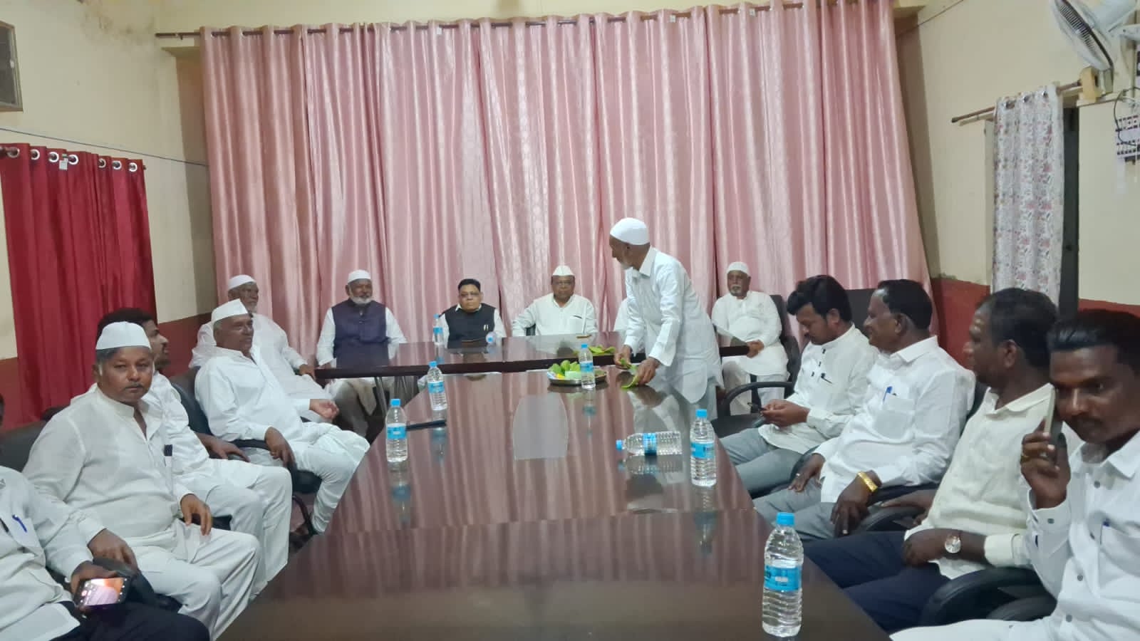 ಕೊಲ್ಹಾರ: ತ್ಯಾಗ ಬಲಿದಾನದ ಸಂಕೇತವಾಗಿರುವ ಪವಿತ್ರ ಬಕ್ರೀದ್ ಹಬ್ಬದ ಪ್ರಯುಕ್ತ ಕೊಲ್ಹಾರ ಪಟ್ಟಣದ ಪಟ್ಟಣ ಪಂಚಾಯತ್ ಕಾರ್ಯಾಲಯದಲ್ಲಿ ವೀಳ್ಯದೆಲೆ ವಿನಿಮಯದ ಮೂಲಕ ಹಿಂದೂ ಹಾಗೂ ಮುಸ್ಲಿಂ ಬಾಂಧವರು ಪರಸ್ಪರ ಬಕ್ರೀದ್ ಹಬ್ಬದ ಶುಭಾಶಯಗಳನ್ನು ವಿನಿಮಯ ಮಾಡಿಕೊಂಡರು.