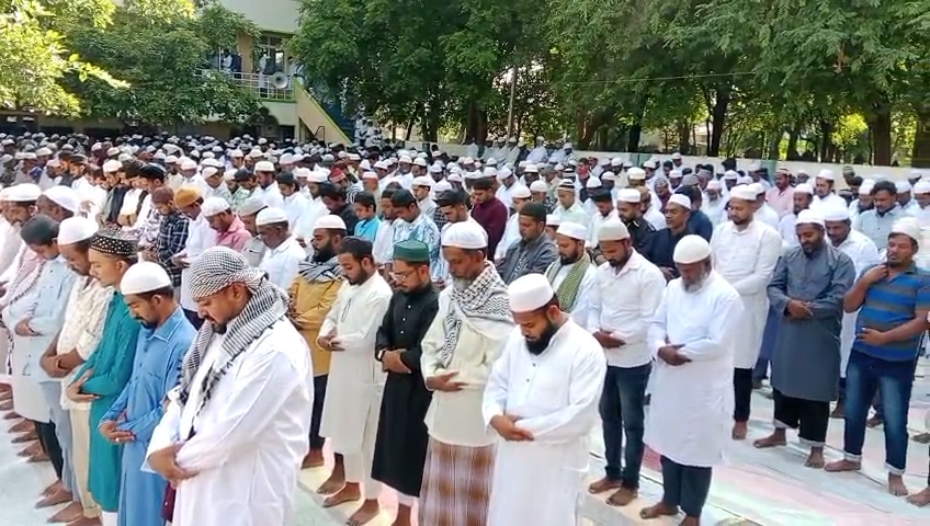 ಕೊಳ್ಳೇಗಾಲ ಈದ್ಗಾ ಮೈದಾನದಲ್ಲಿ ಸಾಮೂಹಿಕವಾಗಿ ಪ್ರಾರ್ಥನೆ ಮಾಡುತ್ತಿರುವುದು