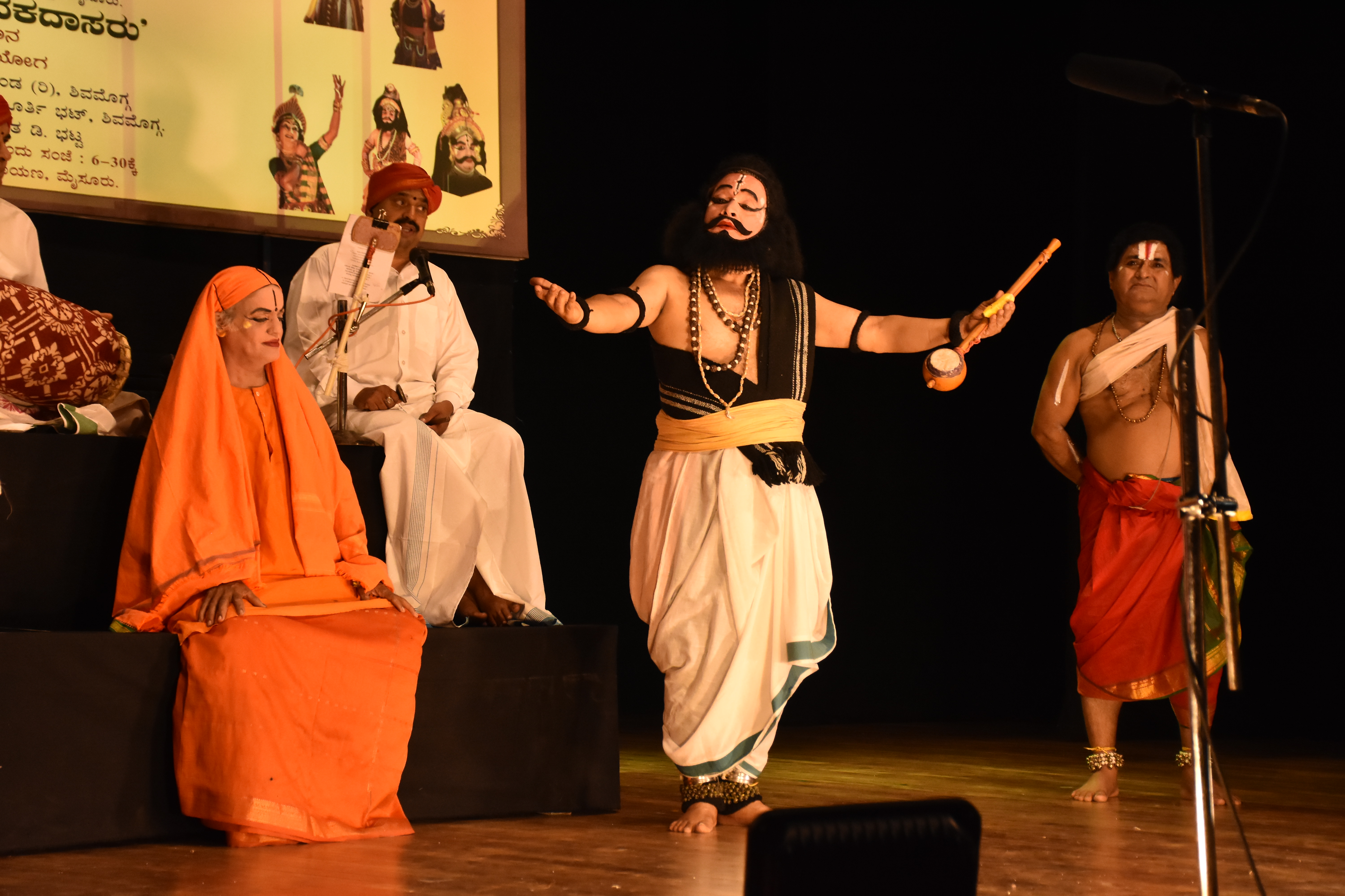 ದೇವನಿಲ್ಲದ ಜಾಗವೇ ಇಲ್ಲ ಎಂದು ಪ್ರತಿಪಾದಿಸುತ್ತಿರುವ ಕನಕ 
