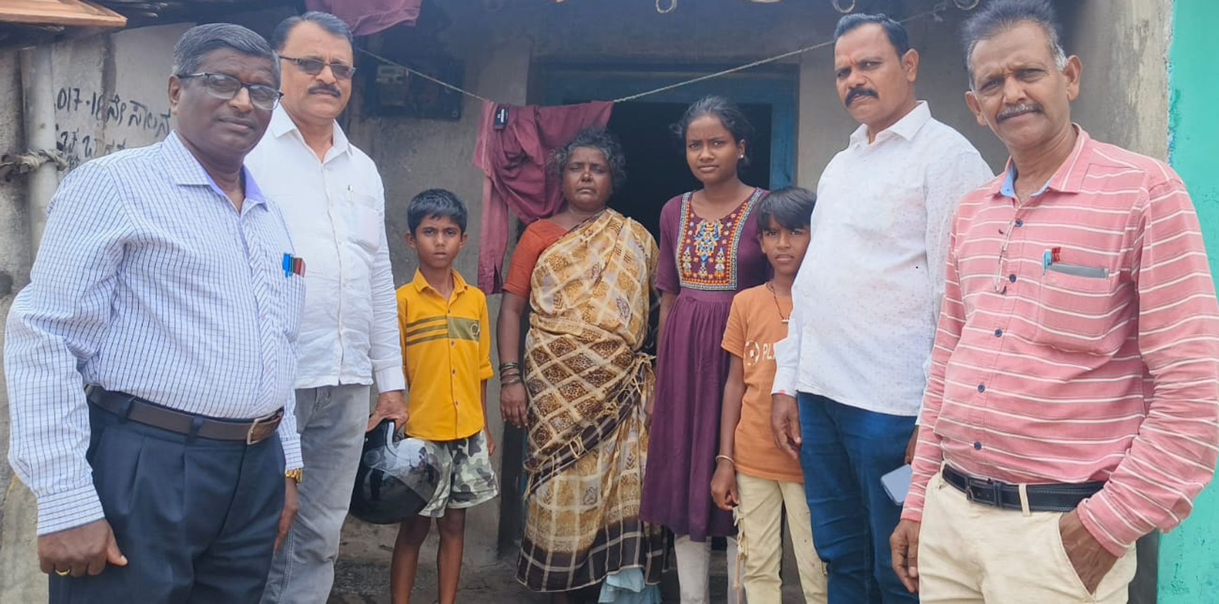 ವಿಜಯ ಪ್ರೌಢಶಾಲಾ ಶಿಕ್ಷಕರು ಪೋಷಕರ ಮನೆಗೆ ತೆರಳಿ ಶಾಲಾ ದಾಖಲಾತಿಗೆ ಮನವೊಲಿಸುತ್ತಿರುವುದು