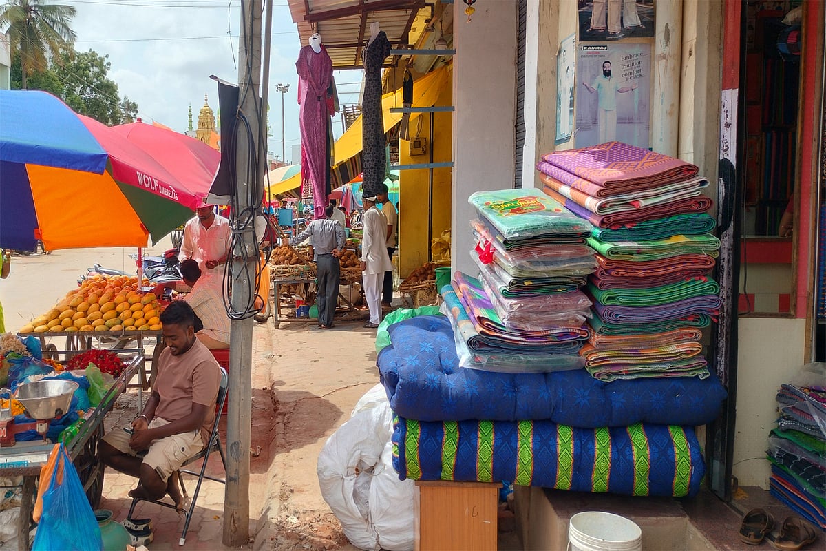 ಲಕ್ಷ್ಮೇಶ್ವರ | ಫುಟ್‍ಪಾತ್ ಅತಿಕ್ರಮಣ: ಸಾರ್ವಜನಿಕರಿಗೆ ತೊಂದರೆ
