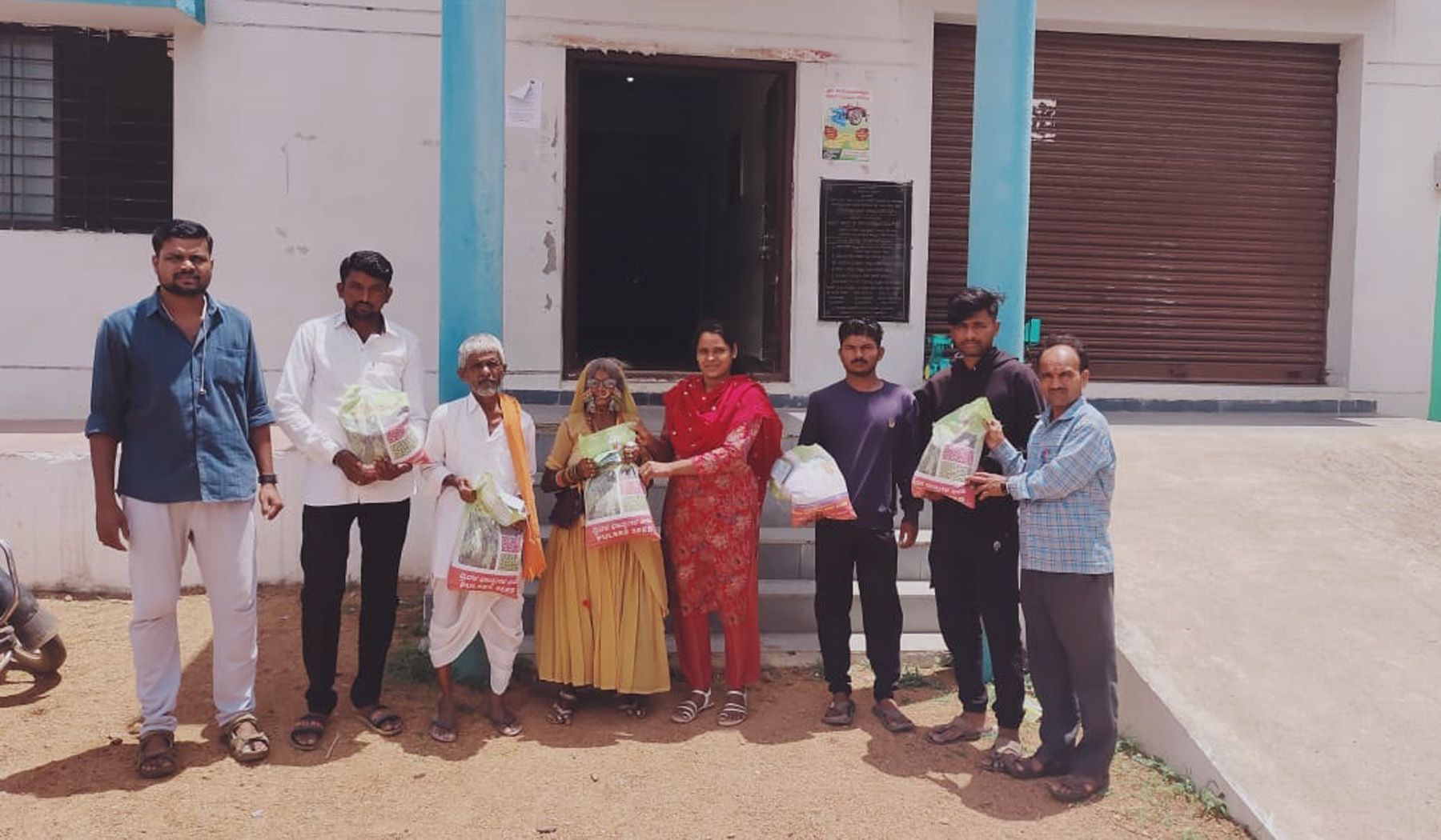 ಹುಣಸಗಿ ತಾಲ್ಲೂಕಿನ ಕೊಡೇಕಲ್ಲ ರೈತ ಸಂಪರ್ಕ ಕೇಂದ್ರದಿಂದ ರೈತರಿಗೆ ಬಿತ್ತನೆ ಬೀಜ ವಿತರಿಸಿರುವುದು