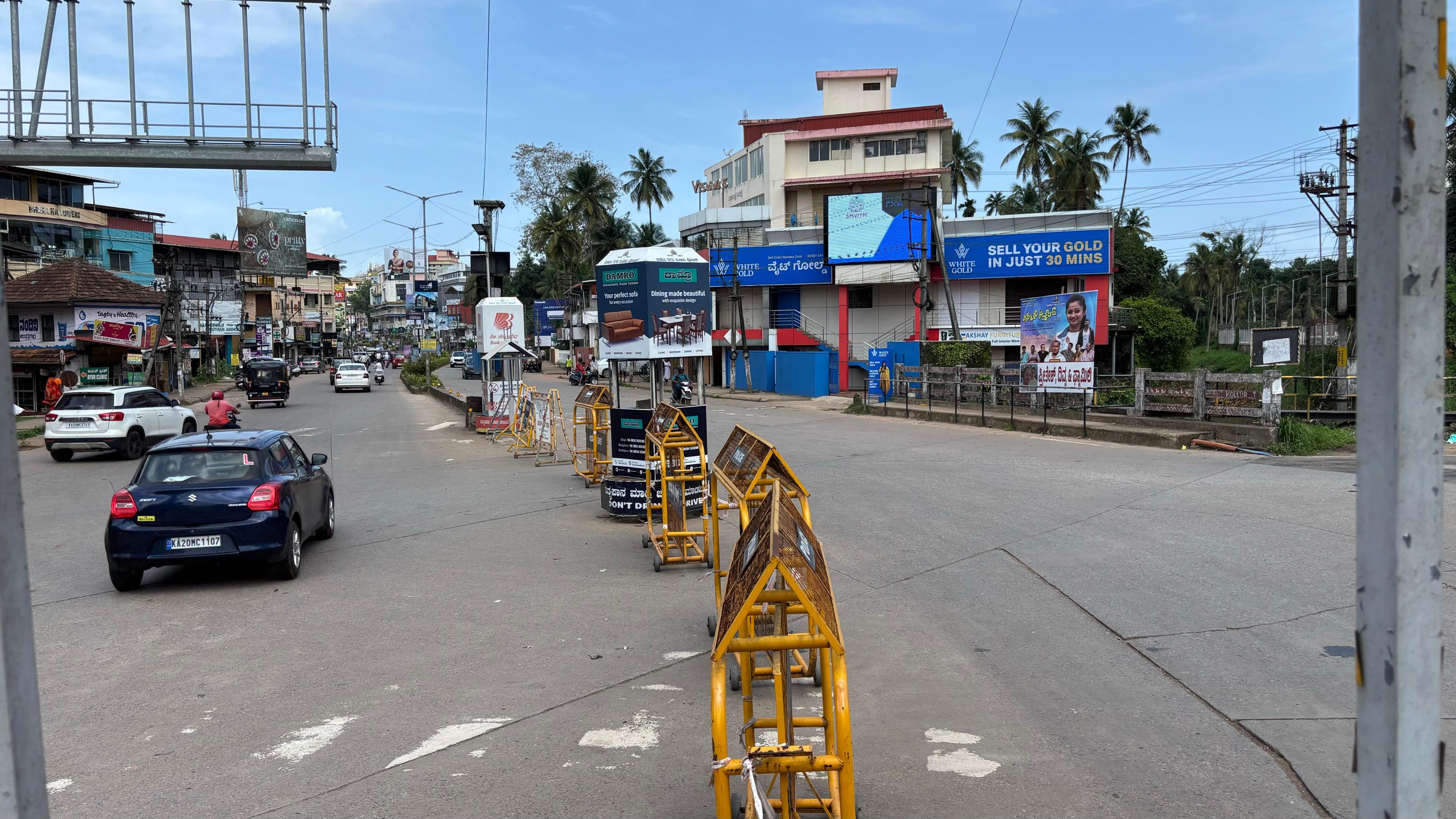 ಕಲ್ಸಂಕ ಜಂಕ್ಷನ್‌ನಲ್ಲಿ ಬ್ಯಾರಿಕೇಡ್‌ ಅಳವಡಿಸಿರುವುದು 