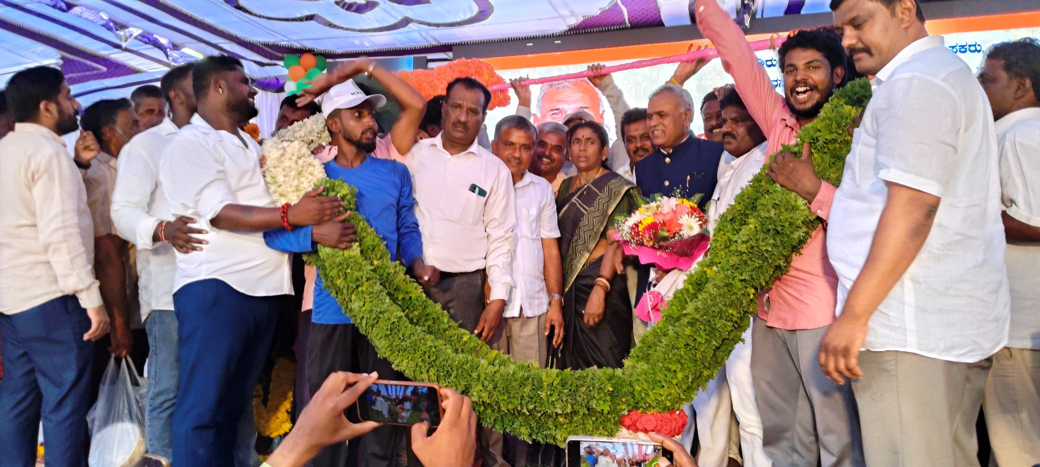 ಮಾಲೂರು ಪಟ್ಟಣದ ಕಾಂಗ್ರೆಸ್ ಕಚೇರಿ ಆವರಣದಲ್ಲಿ ತಾಲೂಕು ಕಾಂಗ್ರೆಸ್ ಹಾಗೂ ನಂಜೇಗೌಡ ಅಭಿಮಾನಿಗಳಿಂದ ಹಮ್ಮಿಕೊಂಡಿದ್ದ ಶಾಸಕ ಕೆವೈ.ನಂಜೇಗೌಡರ ಜನ್ಮ ದಿನಾಚರಣೆ ಅಂಗವಾಗಿ ಶಾಸಕ ಕೆವೈ.ನಂಜೇಗೌಡ ದಂಪತಿಯನ್ನು ಸನ್ಮಾನಿಸಲಾಯಿತು.
