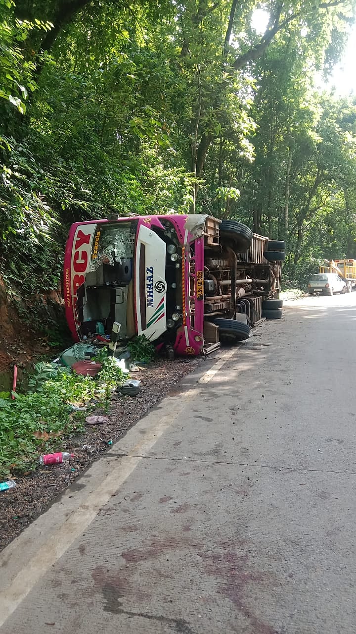 ಶಿರಾಡಿ: ಬಸ್ ಪಲ್ಟಿ, 16 ಮಂದಿಗೆ ಗಾಯ