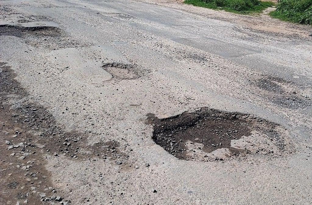 ಪಾಂಡವಪುರ | ಗುಂಡಿಮಯ ರಸ್ತೆ, ಆತಂಕದಲ್ಲಿ ಸಂಚಾರ