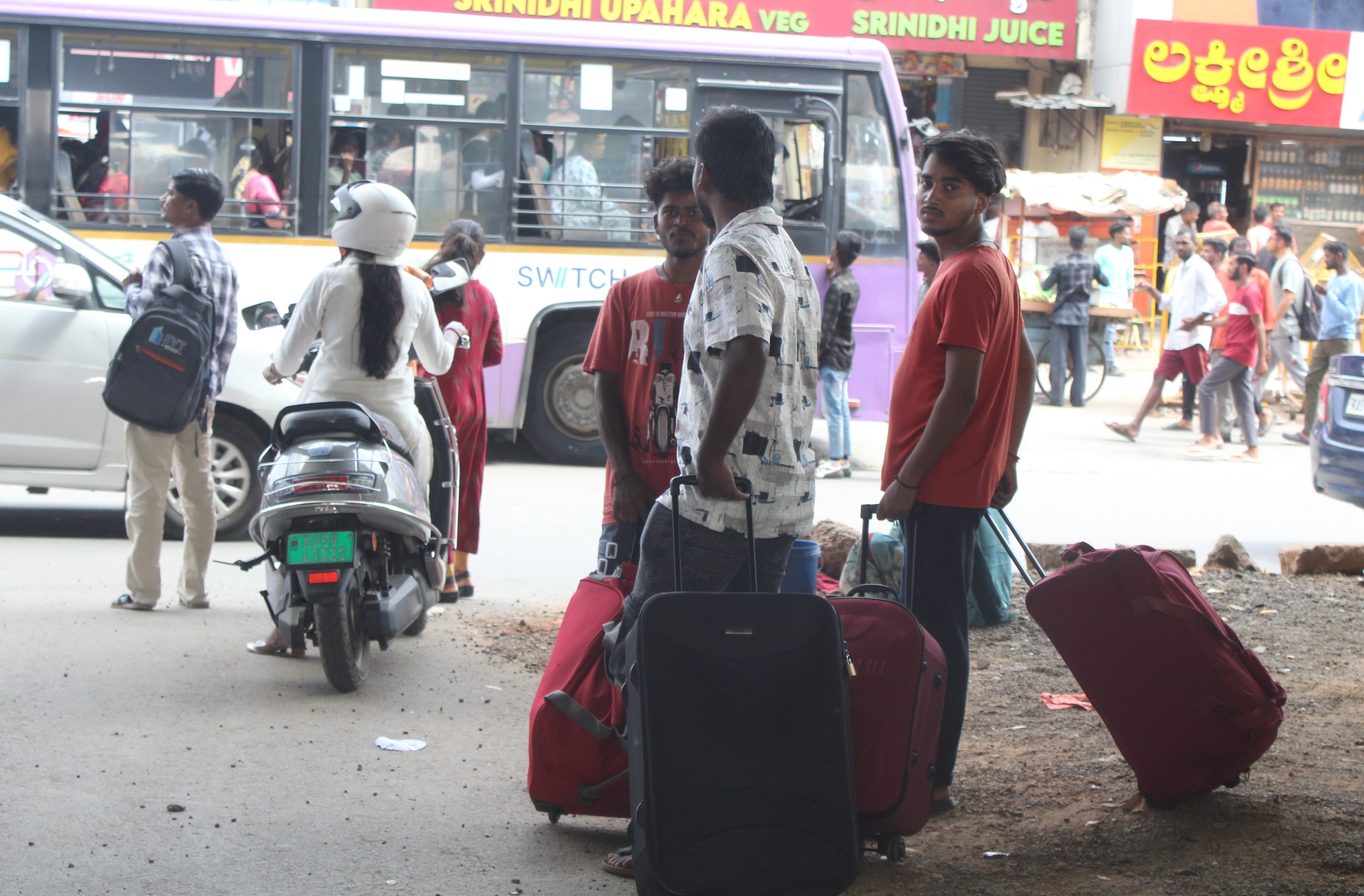 ಬಸ್‌ಗಾಗಿ ಕಾಯುತ್ತಿರುವ ಯುವಕರು
