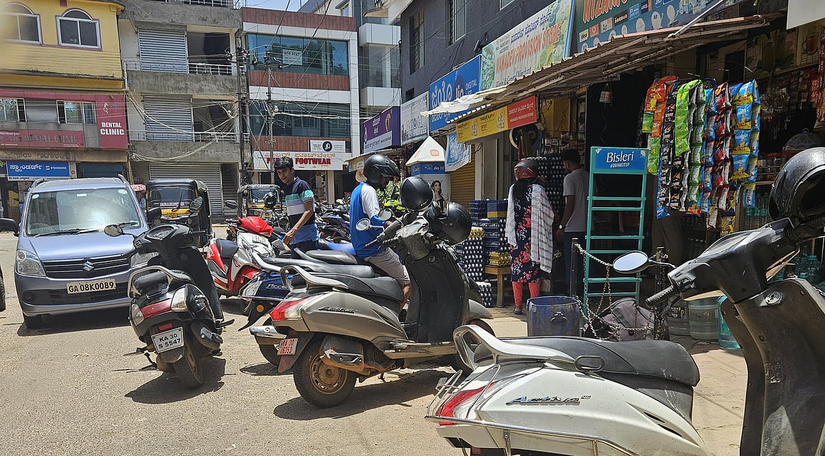 ಕಾರವಾರ | ಪಾಲನೆಯಾಗದ ನಿಯಮ: ಬಿಗಡಾಯಿಸುತ್ತಿದೆ ಸಂಚಾರ ದಟ್ಟಣೆ ಸಮಸ್ಯೆ
