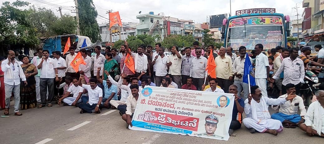 ಪಾವಗಡ: ಪೊಲೀಸ್ ಆಯುಕ್ತರ ಅಮಾನತು ಖಂಡಿಸಿ ರಸ್ತೆ ತಡೆ