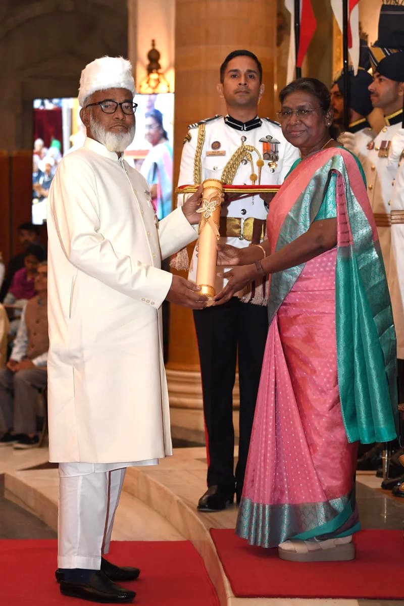 ಬಿದ್ರಿ ಕಲಾವಿದ ಷಾ ರಶೀದ್‌ ಅಹಮ್ಮದ್‌ ಖಾದ್ರಿ ಅವರಿಗೆ 2023ನೇ ಸಾಲಿನಲ್ಲಿ ರಾಷ್ಟ್ರಪತಿ ದ್ರೌಪದಿ ಮುರ್ಮು ಅವರು ಪದ್ಮಶ್ರೀ ಪ್ರಶಸ್ತಿ ಪ್ರದಾನ ಮಾಡಿದ ಸಂದರ್ಭ