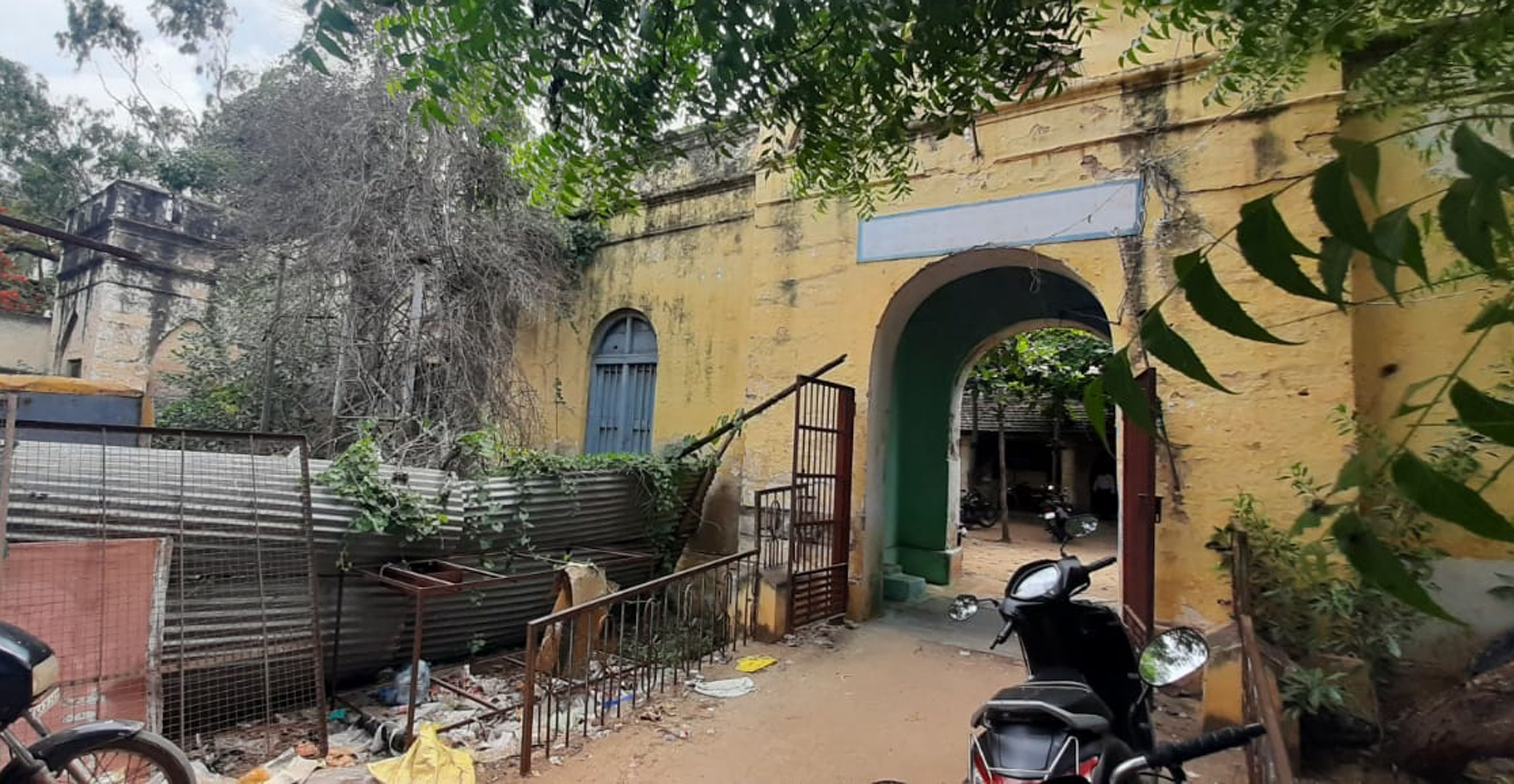 ಹೂವಿನಹಡಗಲಿ ಹಳೇ ಪೊಲೀಸ್ ಠಾಣೆ ಹಾಳು ಕೊಂಪೆಯಾಗಿರುವುದು