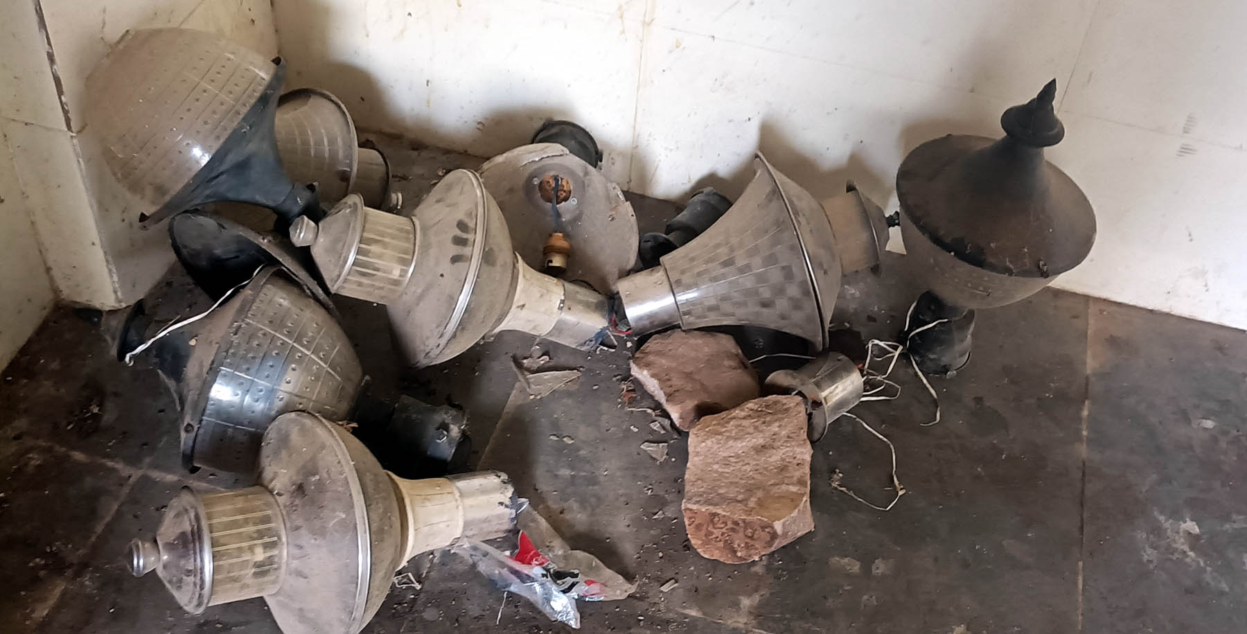 ಮುದ್ದೇಬಿಹಾಳ ಪಟ್ಟಣದ ಡಾ.ಬಿ.ಆರ್.ಅಂಬೇಡ್ಕರ್ ಭವನದಲ್ಲಿ ಕೆಟ್ಟು ಒಡೆದಿರುವ ಅಲಂಕಾರಿಕ ಬಲ್ಬಗಳು.