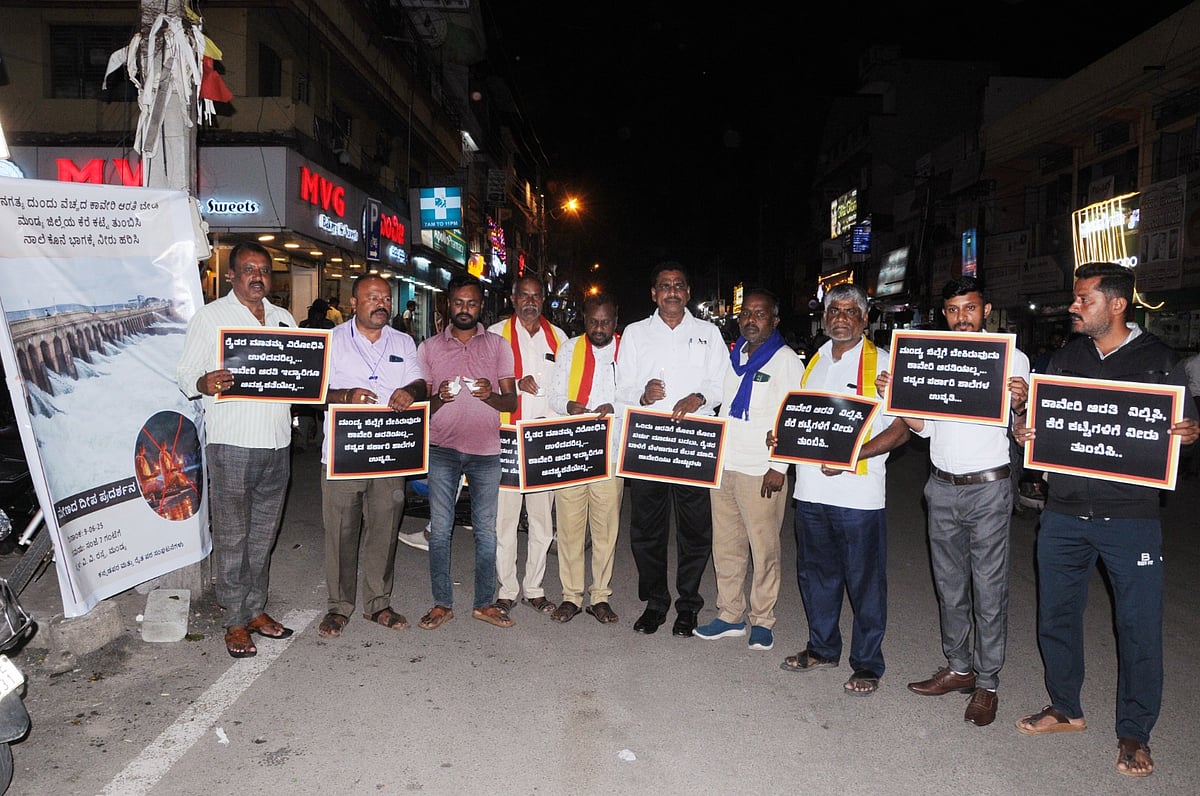‘ಕಾವೇರಿ ಆರತಿ’ನಿಲ್ಲಿಸಿ,ಕೆರೆ ಕಟ್ಟೆ ತುಂಬಿಸಿ:ಮೇಣದ ದೀಪ ಪ್ರದರ್ಶಿಸಿ ಪ್ರತಿಭಟನೆ