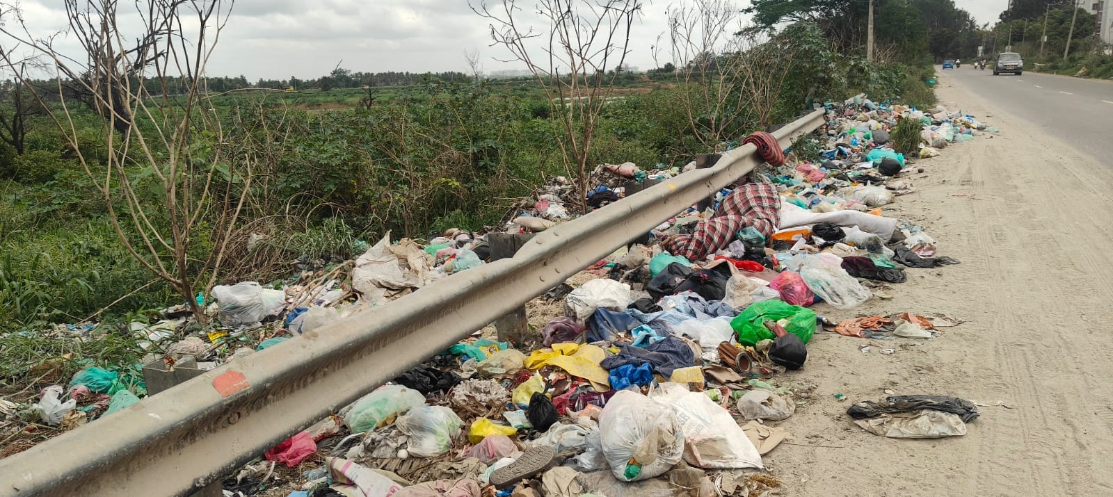ರಸ್ತೆಯ ಅಂಚಿನಲ್ಲಿಯೇ ಬಿದ್ದಿರುವ ಕಸದ ರಾಶಿ