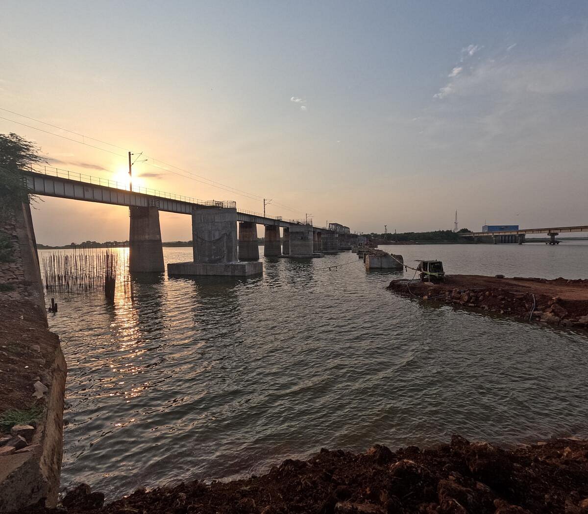 ನದಿಯಲ್ಲೇ ನಿರ್ಮಾಣವಾಗುತ್ತಿದೆ ರೈಲ್ವೆ ಸೇತುವೆ