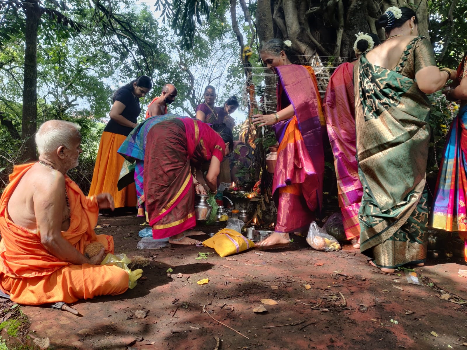 ಗೋಕರ್ಣದ ಗಾಯತ್ರಿ ಪರ್ವತದ ತಪ್ಪಲಿನಲ್ಲಿರುವ ವಟವೃಕ್ಷಕ್ಕೆ ಪೂಜೆ ಸಲ್ಲಿಸುತ್ತಿರುವ ಸುಮಂಗಲಿಯರು.  