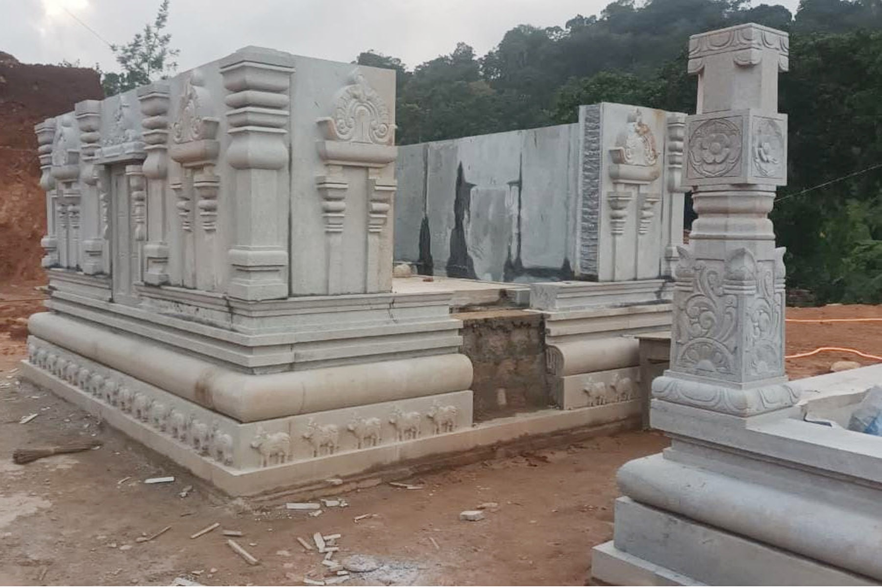 ನಾಪೋಕ್ಲು ಸಮೀಪದ ಅವಂದೂರು ಗ್ರಾಮದ ಶ್ರೀ ಗೋಪಾಲಕೃಷ್ಣ ದೇವಸ್ಥಾನವನ್ನು ಪುನರ್ ಪ್ರತಿಷ್ಠಾಪನೆ ಮಾಡುವ ಉದ್ದೇಶದಿಂದ ಜೀರ್ಣೋದ್ಧಾರ ಕೆಲಸ ಕಾರ್ಯಗಳು  ನಡೆಯುತ್ತಿದೆ.