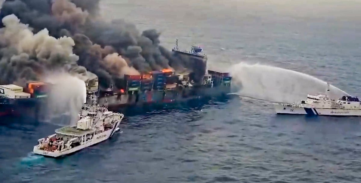 ಕೊಚ್ಚಿ | ಹಡಗಿನಲ್ಲಿ ಮುಂದುವರಿದ ಸ್ಫೋಟ: ಬೆಂಕಿ ನಿಯಂತ್ರಣಕ್ಕೆ ಕಾರ್ಯಾಚರಣೆ