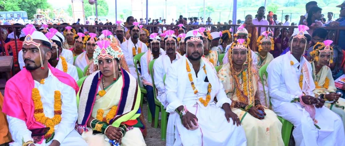 ಬಿಲ್ ಕೆರೂರಿನಲ್ಲಿ ಮಂಗಳವಾರ ಜರುಗಿದ ಸರ್ವಧರ್ಮ ಸಾಮೂಹಿಕ ವಿವಾಹ ಕಾರ್ಯಕ್ರಮದಲ್ಲಿ 14 ಜೋಡಿಗಳು ಗೃಹಸ್ಥಾಶ್ರಮಕ್ಕೆ ಕಾಲಿಟ್ಟರು.