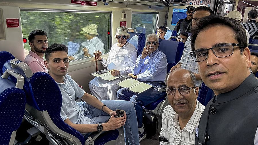 ಕಾಶ್ಮೀರದಿಂದ ಕಟ್ರಾಗೆ ಮೊದಲ ರೈಲು ಪ್ರಯಾಣ: ಭಾವುಕರಾದ ಫಾರೂಕ್ ಅಬ್ದುಲ್ಲಾ