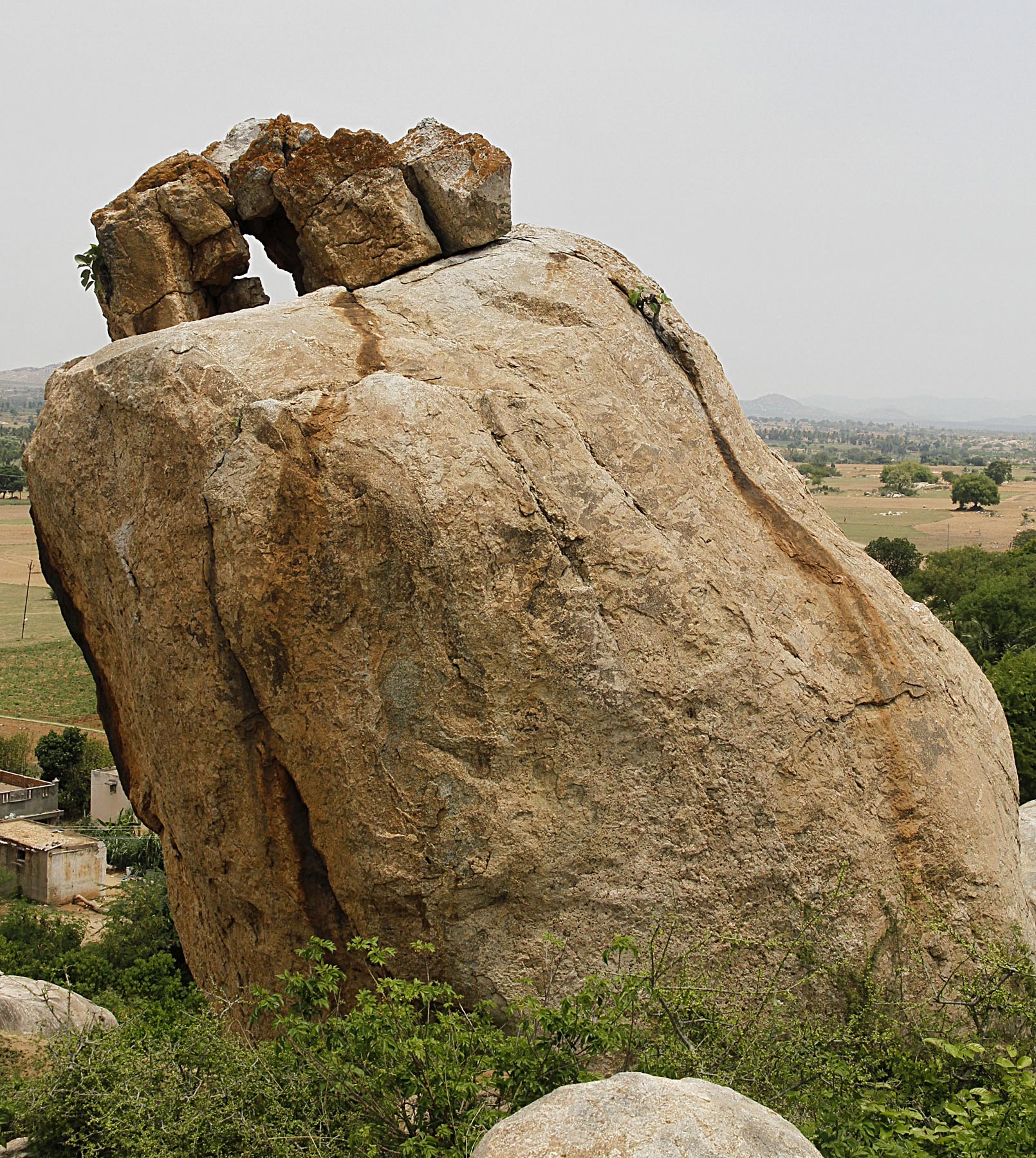 ವಾಲಿ ನಿಂತಿರುವ ಬಂಡೆಯ ಮೇಲೆ ಕಲ್ಲಿನ ಗೋಪುರ