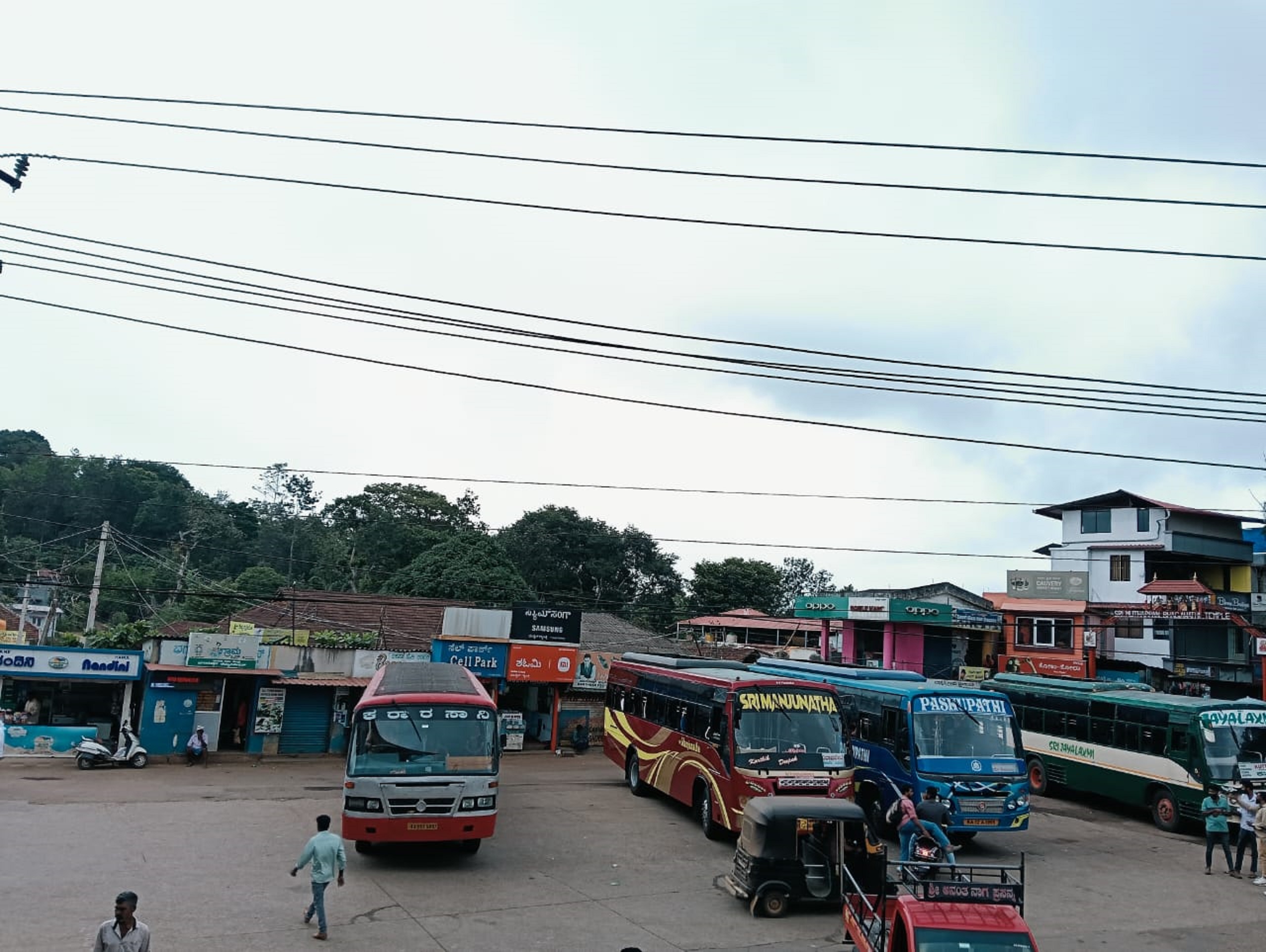 ಸಿದ್ದಾಪುರದಲ್ಲಿ ಕೆಎಸ್‌ಆರ್‌ಟಿಸಿ ಹಾಗೂ ಖಾಸಗಿ ಬಸ್‌ಗಳು ಒಟ್ಟಿಗೆ ನಿಲ್ಲುತ್ತವೆ
