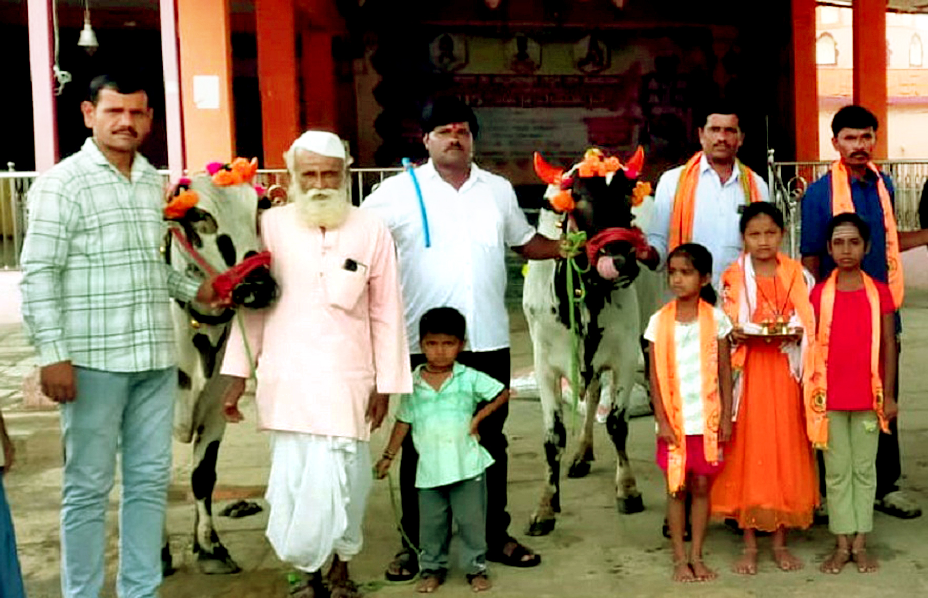 ಬಸವಕಲ್ಯಾಣ ತಾಲ್ಲೂಕಿನ ಕೊಹಿನೂರನಲ್ಲಿ ಕಾರ ಹುಣ್ಣಿಮೆ ಅಂಗವಾಗಿ ಬುಧವಾರ ಎತ್ತುಗಳ ಪೂಜೆ ನೆರವೇರಿಸಲಾಯಿತು 