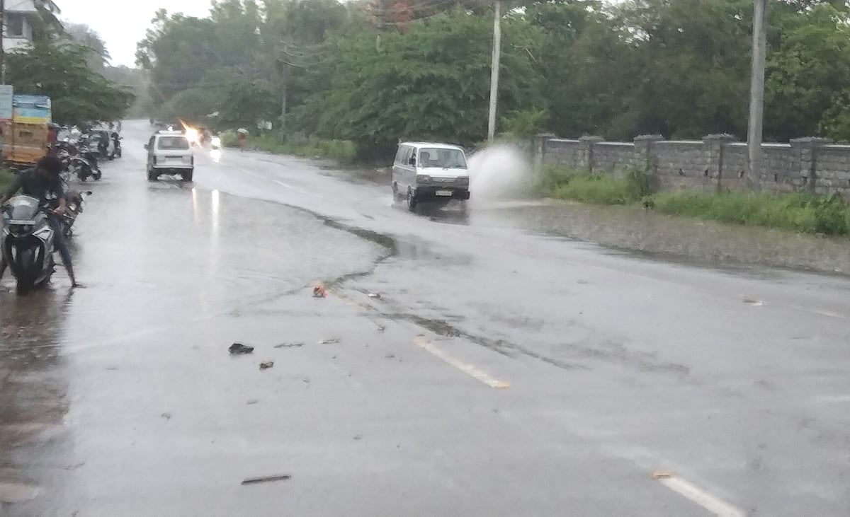 ನರಸಿಂಹರಾಜಪುರ ಧಾರಾಕಾರ ಮಳೆ: ತುಂಬಿ ಹರಿದ ಚರಂಡಿ, ರಸ್ತೆ ತುಂಬಾ ನೀರು