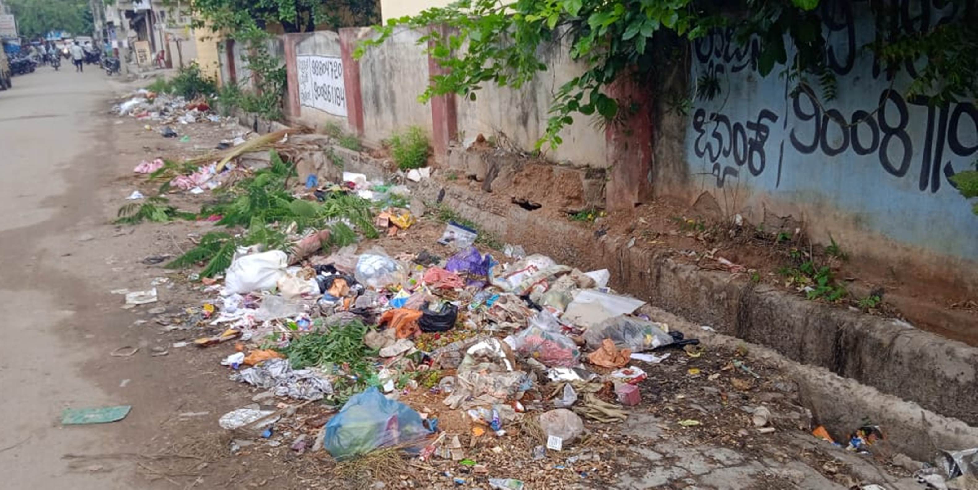 ಕುಷ್ಟಗಿ ಇಂದಿರಾನಗರ ಶಾಲೆ ಸುತ್ತಲಿನ ಪ್ರದೇಶ ಮದ್ಯ ಮಾಂಸ ತ್ಯಾಜ್ಯದಿಂದ ಮಲೀನಗೊಂಡಿರುವುದು
