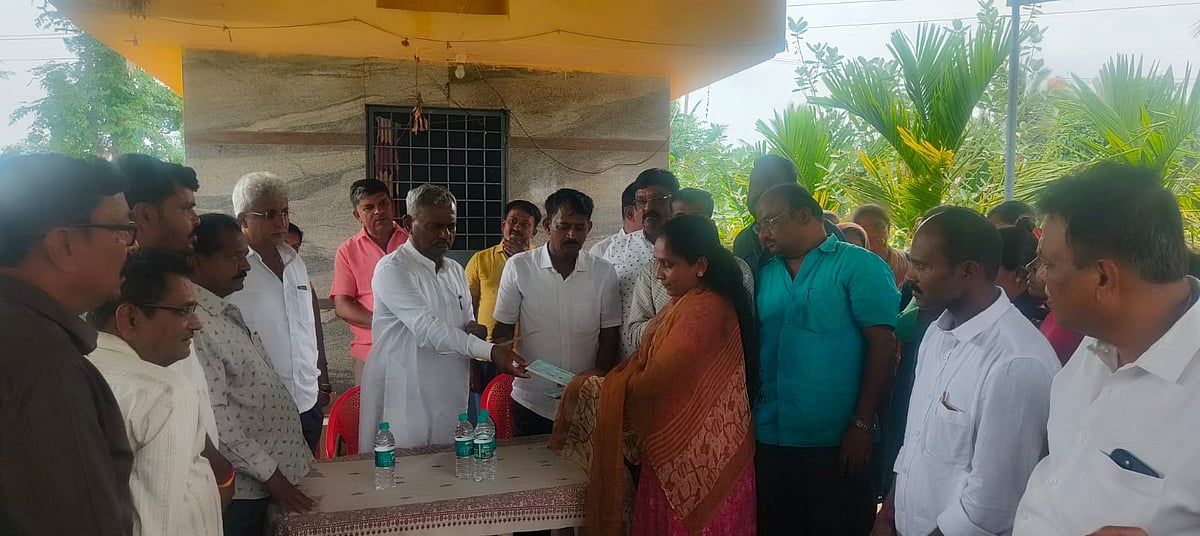 ರಾಜರಾಜೇಶ್ವರಿನಗರ: ಗಣಿ ಬಾಧಿತ 500 ಕುಟುಂಬಗಳಿಗೆ ಚೆಕ್ ವಿತರಣೆ