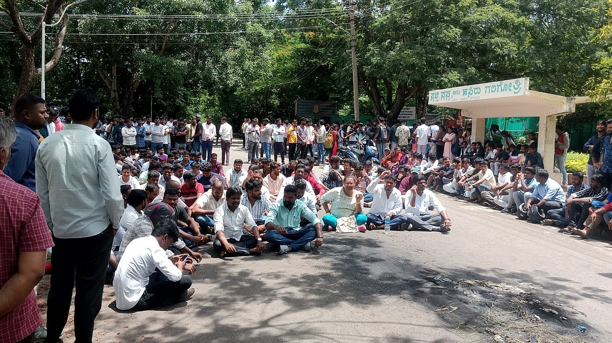 ಮೈಸೂರು | ಅಂಬೇಡ್ಕರ್ ಬ್ಯಾನರ್ ತೆರವು: ವಿದ್ಯಾರ್ಥಿಗಳಿಂದ ಪ್ರತಿಭಟನೆ