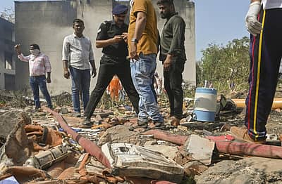 ಘಟನಾಸ್ಥಳದಲ್ಲಿ ಅಧಿಕಾರಿ ಪರಿಶೀಲನೆ ನಡೆಸಿದರು