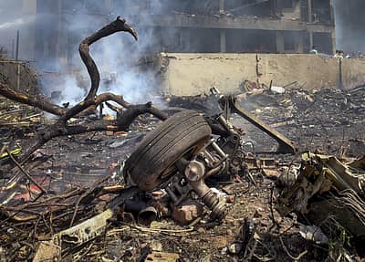 ವಿಮಾನದ ಅವವೇಷಗಳು ಛಿದ್ರವಾಗಿ ಬಿದ್ದಿರುವ ದೃಶ್ಯ