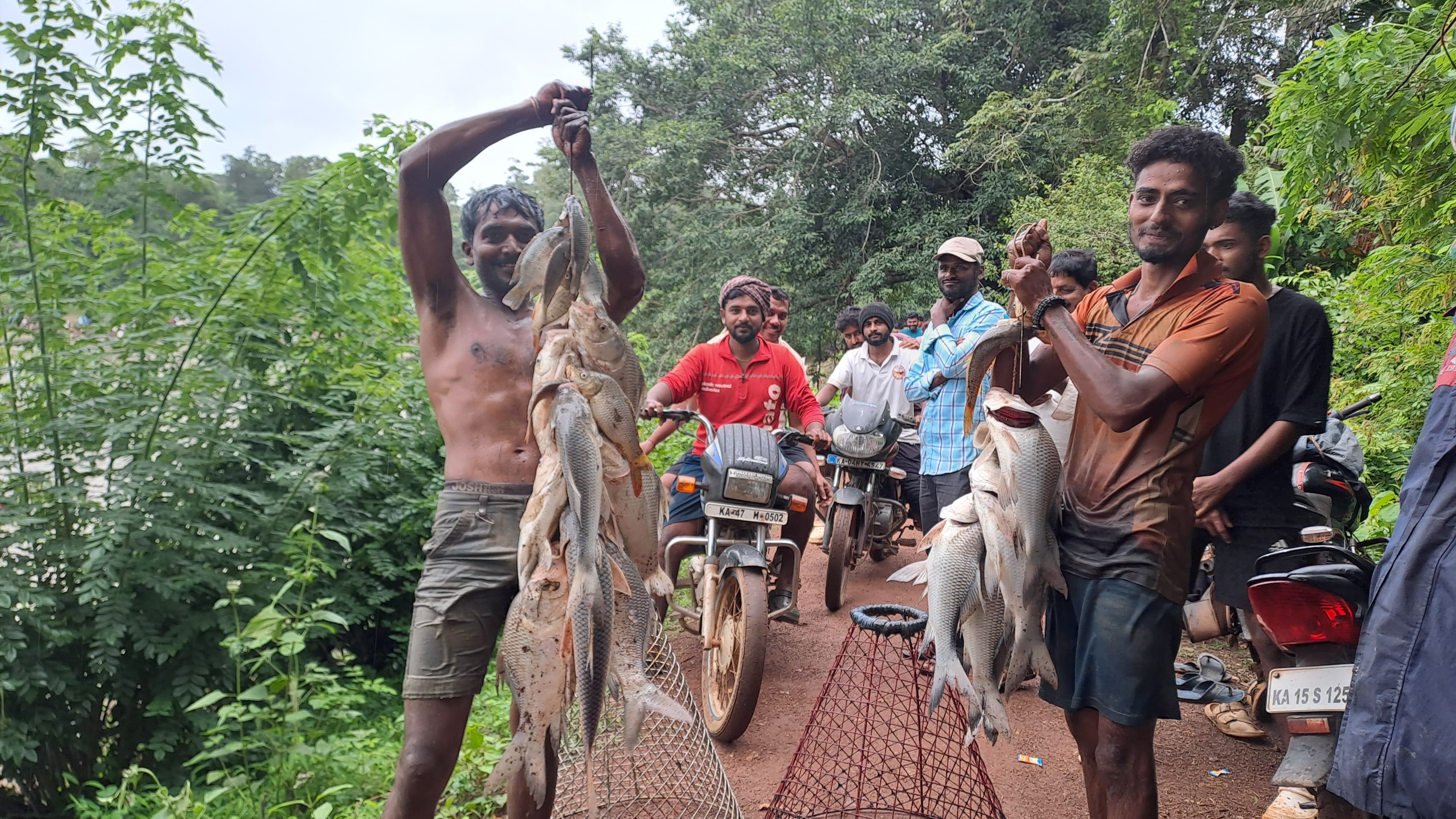 ಸೊರಬ ತಾಲ್ಲೂಕಿನ ಯಲಸಿ ಗ್ರಾಮದಲ್ಲಿ ಭರ್ಜರಿ ಮೀನು ಶಿಕಾರಿ ನಡೆಸಿದ ಯುವಕರ ತಂಡ
