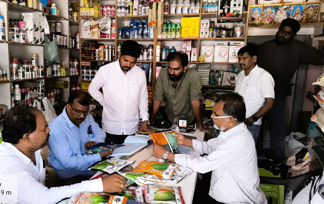 ಅಫಜಲಪುರ ಪಟ್ಟಣದ ಬಸವ ಅಗ್ರೋ ಏಜೆನ್ಸಿ ಅವರ ಅಂಗಡಿಗೆ ಗುರುವಾರ ಸಾಯಕ ಕೃಷಿ ನಿರ್ದೇಶಕರ ತಂಡ ಭೇಟಿ ನೀಡಿ ರಸೀದಿ ಮತ್ತು ಗೊಬ್ಬರದ ಸಂಗ್ರಹವನ್ನು ಪರಿಶೀಲಿಸಿದರು.