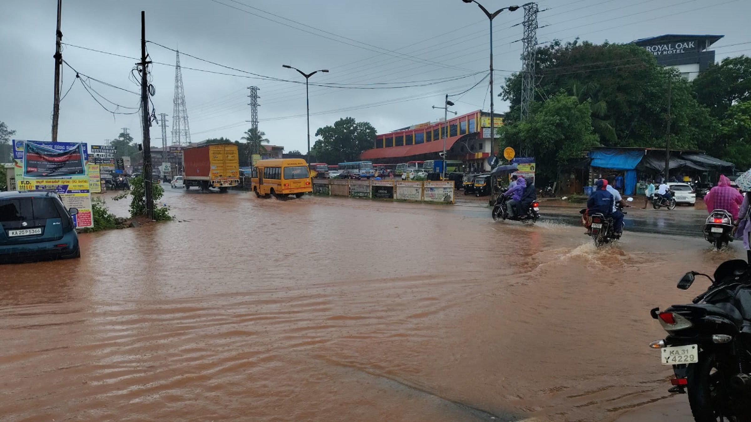 ಭಟ್ಕಳ ಪಟ್ಟಣದ ಸಂಶುದ್ದೀನ್‌ ವೃತ್ತದ ರಾಷ್ಟ್ರೀಯ ಹೆದ್ದಾರಿ ಸಂಪೂರ್ಣ ಜಲಾವೃತಗೊಂಡಿದೆ