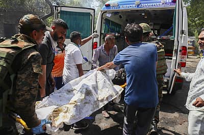 ಮೃತದೇಹಗಳನ್ನು ಆಸ್ಪತ್ರೆಗೆ ಸಾಗಿಸುತ್ತಿರುವ ಸಂದರ್ಭ
