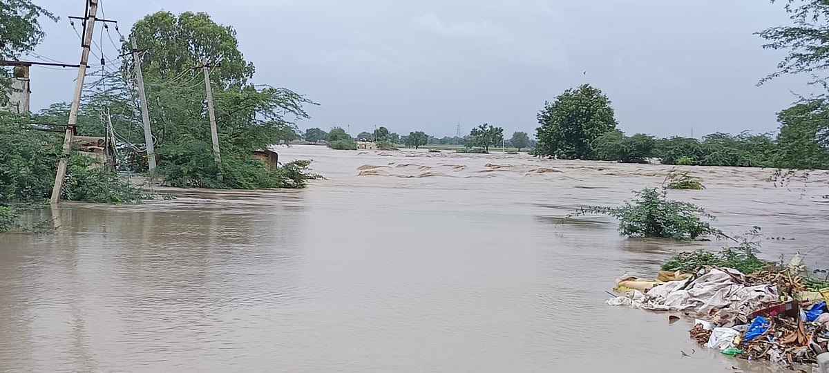 ರೋಣ | ಧಾರಾಕಾರ ಮಳೆಗೆ ಜನಜೀವನ ಅಸ್ತವ್ಯಸ್ತ: ಹಲವೆಡೆ ರಸ್ತೆಗಳು ಬಂದ್