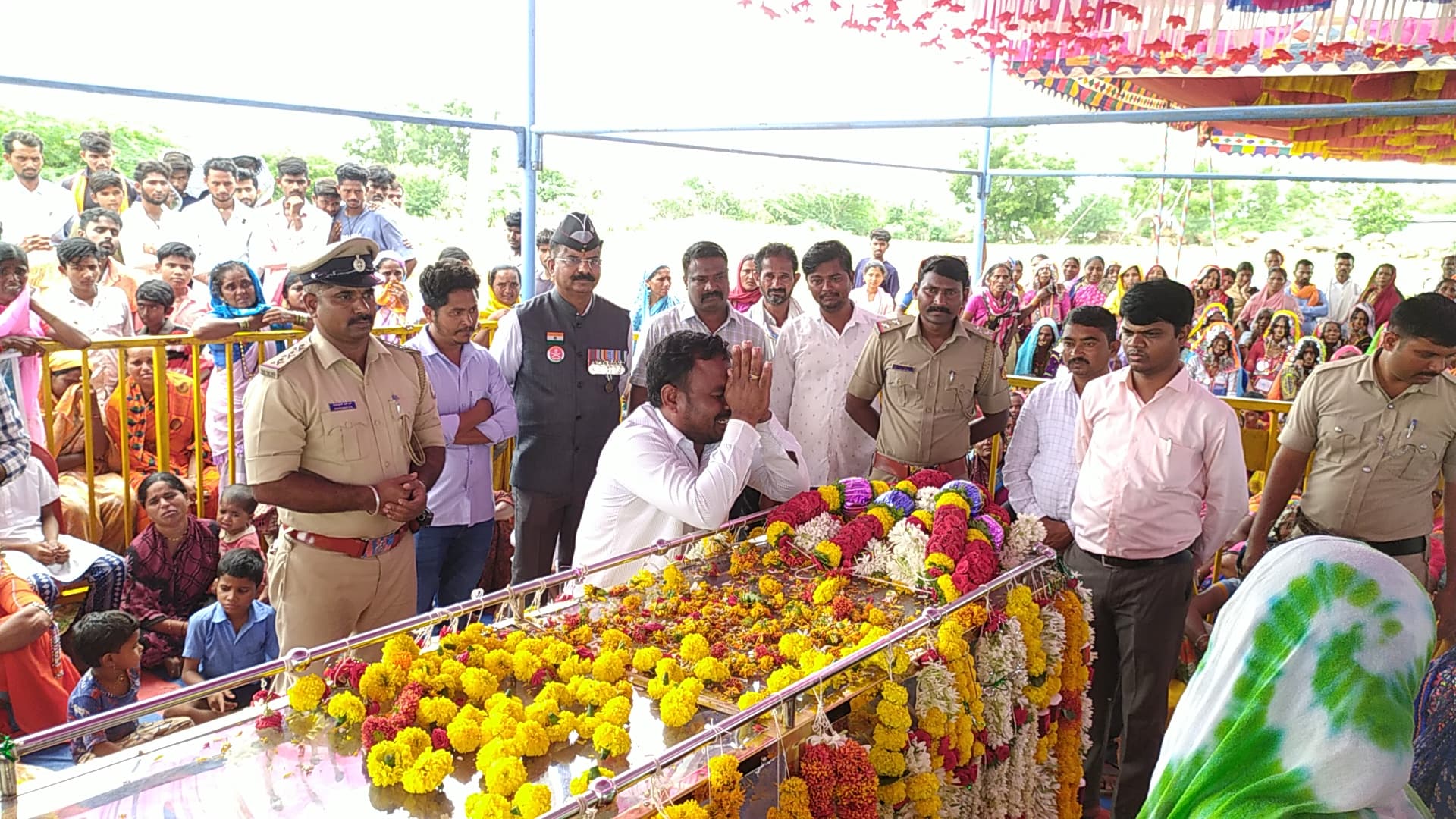 ಹುಣಸಗಿ ತಾಲ್ಲೂಕಿನ ಜುಮಲಾಪುರ ದೊಡ್ಡ ತಾಂಡಾದಲ್ಲಿ ಮೃತ ಹವಾಲ್ದಾರ್ ವೆಂಕಟೇಶ್ ಚೌಹಾಣ್ ಅವರಿಗೆ ತಹಶೀಲ್ದಾರ್ ಎಚ್.ಎ. ಸರ್ ಕವಾಸ ಹಾಗೂ ಅಧಿಕಾರಿಗಳು ಅಂತಿಮ ಗೌರವ ಸಲ್ಲಿಸಿದರು.
