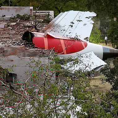 ಸಂಪಾದಕೀಯ | ಏರ್ ಇಂಡಿಯಾ ವಿಮಾನ ದುರಂತ;
ಕಾರಣ ಪತ್ತೆ ಈ ಹೊತ್ತಿನ ಆದ್ಯತೆ