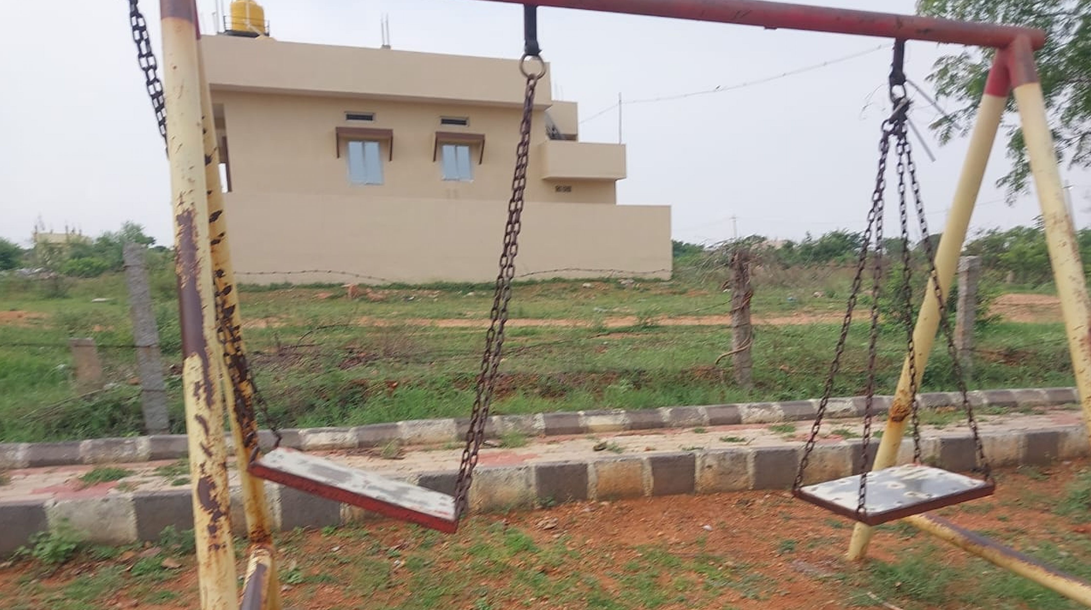 ಕನಕಗಿರಿಯ ತೊಂಡೆತೇವರಪ್ಪ ದೇವಸ್ಥಾನದ ರಸ್ತೆಯಲ್ಲಿರುವ ಉದ್ಯಾನದಲ್ಲಿ ಜೋಕಾಲಿ ಮುರಿದಿರುವುದು     
