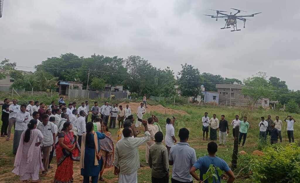 ರಾಯಚೂರಿನ ಡಿ.ರಾಂಪುರ ಗ್ರಾಮದಲ್ಲಿ ಕೃಷಿ ವಿಜ್ಞಾನ ಕೇಂದ್ರದ ವತಿಯಿಂದ ಆಯೋಜಿಸಿದ್ದ ವಿಕಸಿತ ಕೃಷಿ ಸಂಕಲ್ಪ ಅಭಿಯಾನದಲ್ಲಿ ಡ್ರೋಣ್ ಮೂಲಕ ರಸಗೊಬ್ಬರ ಸಿಂಪರಣೆಯ ಪ್ರಾತ್ಯಕ್ಷಿಕೆ ನೀಡಲಾಯಿತು
